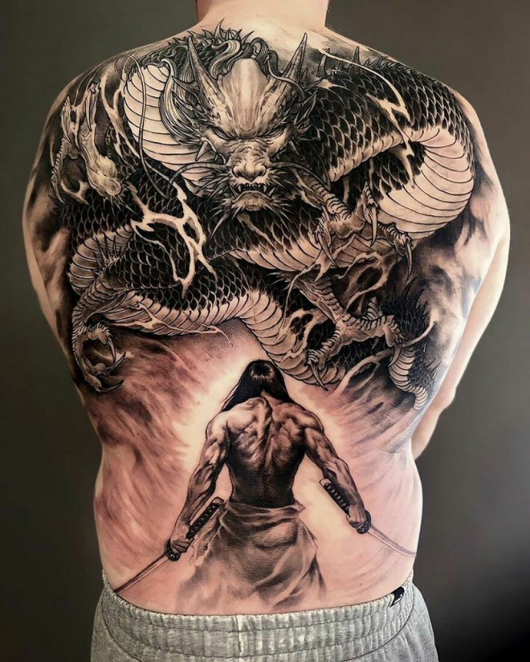 Xăm hình rồng full lưng chiến đấu với Samurai