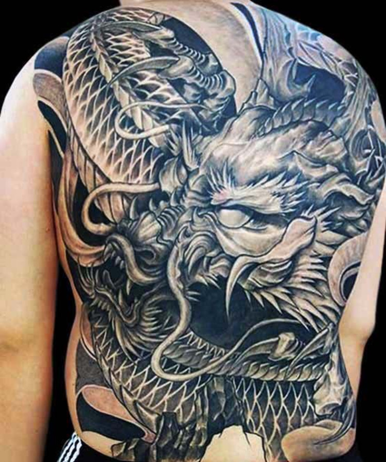 Hình xăm rồng ở lưng có thể che giấu khi cần