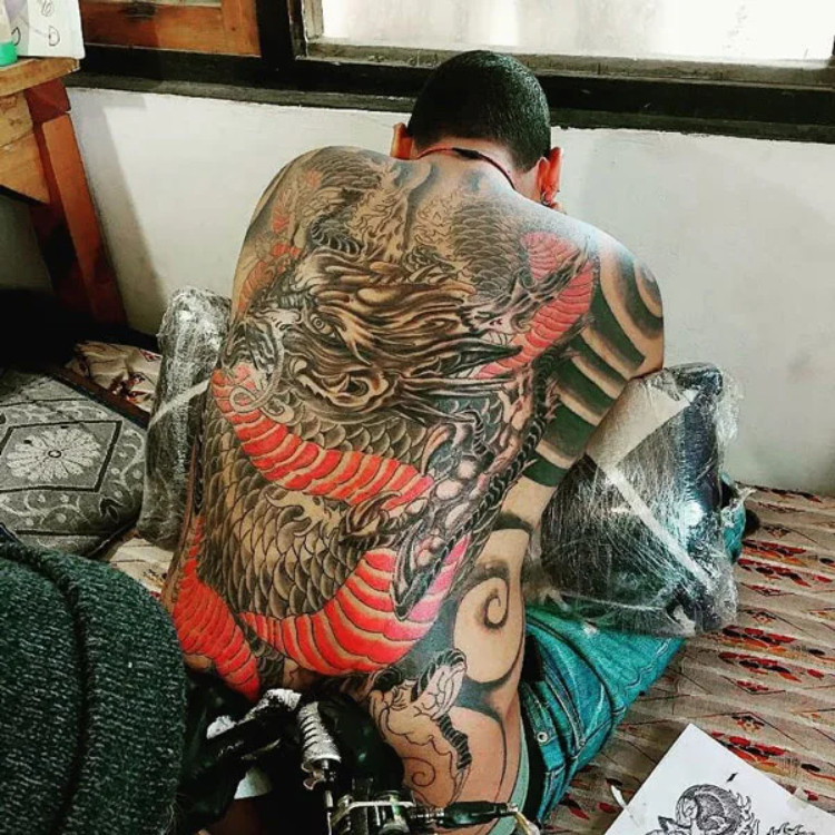 Hình xăm rồng full lưng đem lại may mắn cho gia chủ