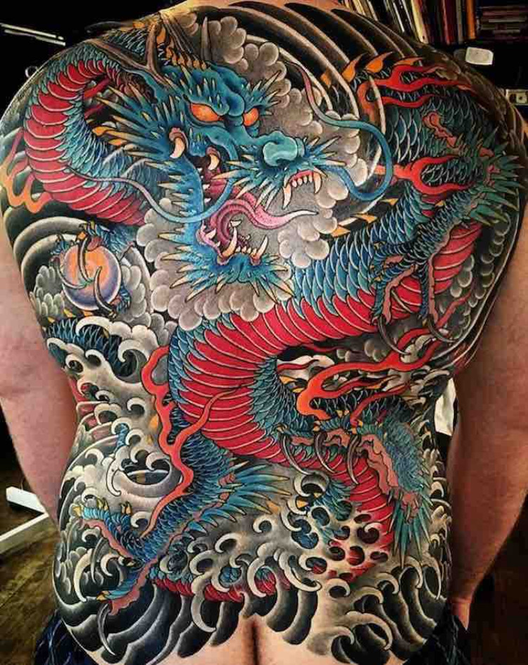 Hình xăm rồng full lưng màu xanh và đỏ kết hợp