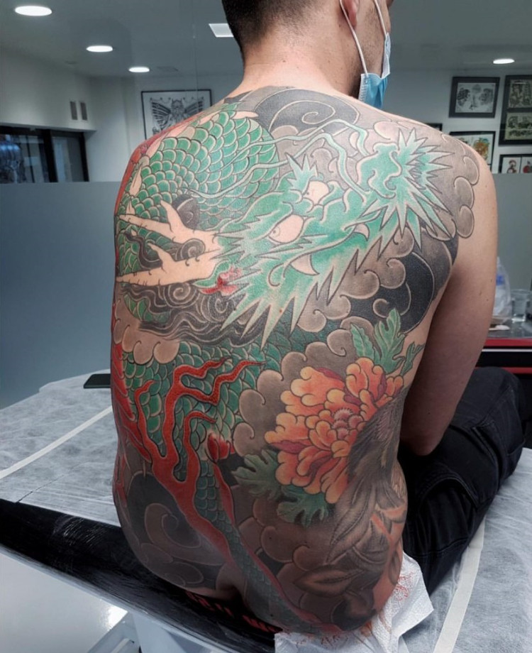 Hình xăm rồng full lưng màu xanh lá hợp mệnh