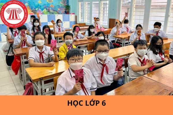Hình ảnh minh họa các em học sinh trung học cơ sở đang chuẩn bị vào lớp, thể hiện độ tuổi vào lớp 6 và môi trường giáo dục