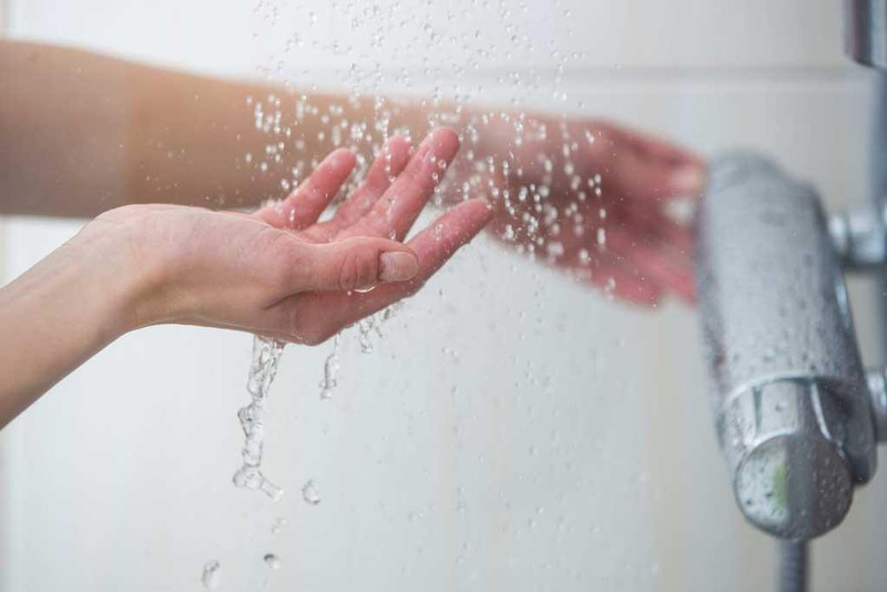 Tắm nước ấm trước khi ngủ để thư giãn và dễ dàng đi vào giấc ngủ nhanh hơn, một mẹo cải thiện chất lượng giấc ngủ.