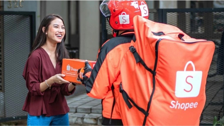 Nhân viên Shopee Express đang thực hiện dịch vụ lấy hàng từ người bán