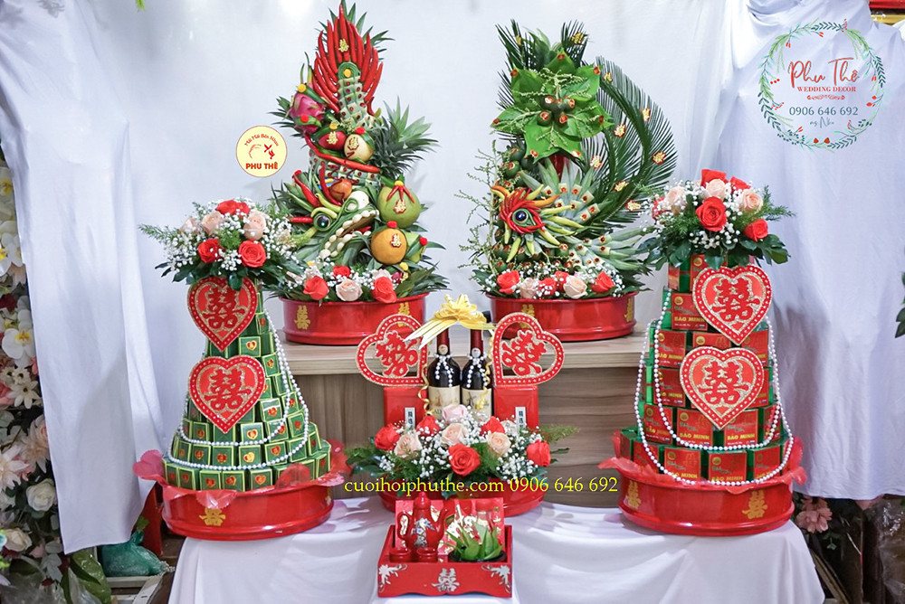 Mâm quả cưới theo phong cách miền Bắc, với bánh cốm đặc trưng và số lượng mâm lẻ truyền thống.