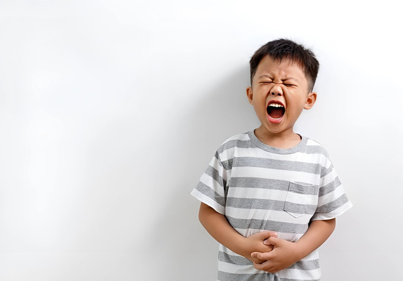 Hình ảnh bé gái đau bụng, khó chịu do rối loạn tiêu hóa, cần khám dinh dưỡng sớm