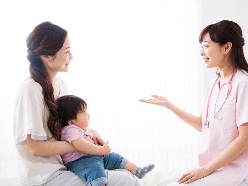 Phụ huynh ghi chép thông tin về sức khỏe và chế độ ăn uống của bé để chuẩn bị cho buổi khám dinh dưỡng