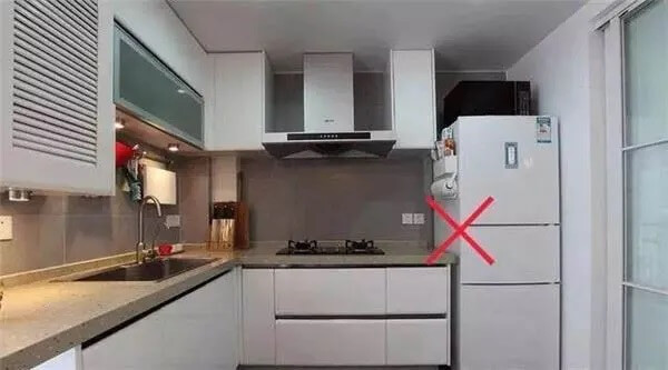 Tủ lạnh đặt cạnh bếp, biểu tượng Thủy Hỏa tương khắc cần tránh