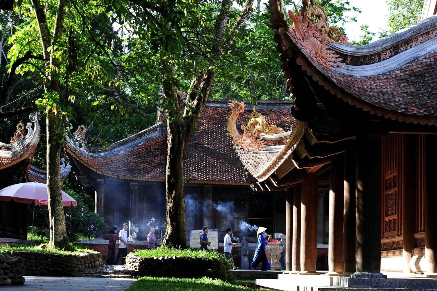 Một góc kiến trúc Lam Kinh được phục dựng, với mái ngói cong vút và hoa văn tinh xảo, thể hiện nét đẹp của nghệ thuật kiến trúc thời Lê Sơ