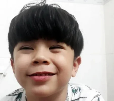 Bé trai ngây thơ với kiểu tóc Bowl Cut