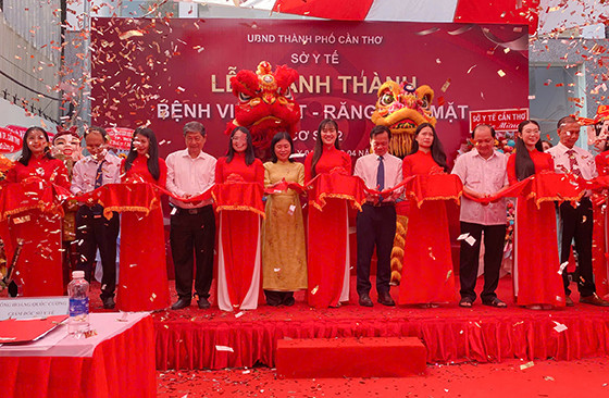 Các đại biểu cắt băng khánh thành Cơ sở 2 Bệnh viện Mắt Răng Hàm Mặt Cần Thơ, sự kiện quan trọng của y tế Cần Thơ.