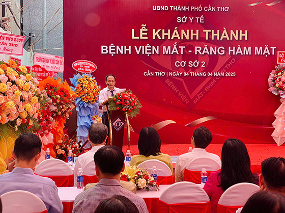 Ông Hoàng Quang Bình, Phó Giám đốc Bệnh viện Mắt Răng Hàm Mặt Cần Thơ, tiếp nhận và báo cáo về định hướng phát triển Cơ sở 2, góp phần nâng cao chất lượng khám mắt.