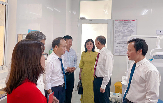 Đại biểu tham quan Cơ sở 2 Bệnh viện Mắt Răng Hàm Mặt Cần Thơ mới khánh thành