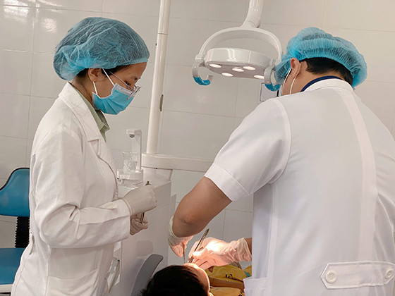 Bác sĩ khám răng tại Cơ sở 2 Bệnh viện Mắt Răng Hàm Mặt Cần Thơ