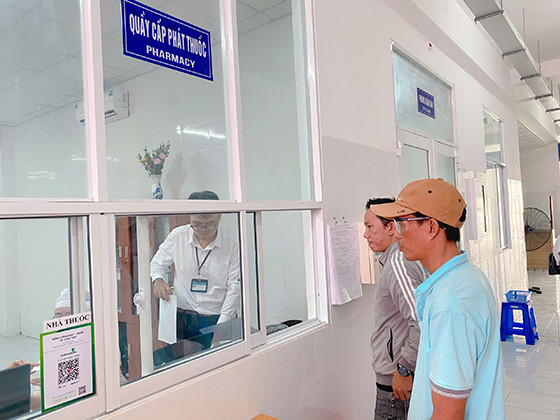 Khách hàng chờ lấy thuốc tại quầy thuốc Cơ sở 2 Bệnh viện Mắt Răng Hàm Mặt Cần Thơ