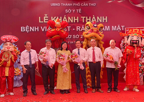 Ban Giám đốc Bệnh viện Mắt Răng Hàm Mặt Cần Thơ tặng hoa cho các đại biểu tại buổi lễ khánh thành, biểu tượng cho sự hợp tác và phát triển.