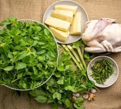 Nguyên liệu chính của món lẩu gà lá é Đà Lạt: gà, lá é, măng chua, nấm tươi