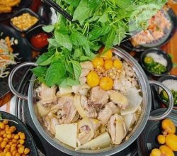 Một nồi lẩu gà lá é nóng hổi, đặc sản Phú Yên đã làm say lòng thực khách tại Đà Lạt