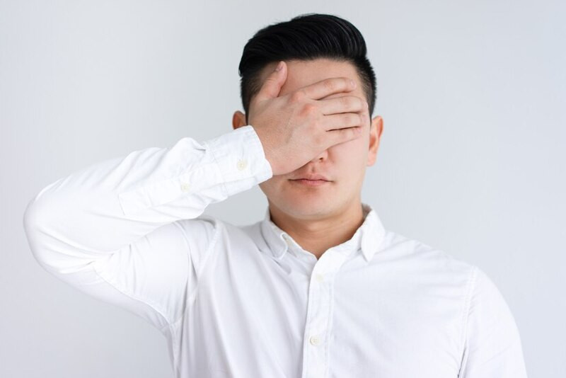 Dấu hiệu đau nhức và ngứa cộm do viêm kết mạc