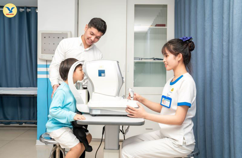 Khách hàng thăm khám chuyên khoa Mắt