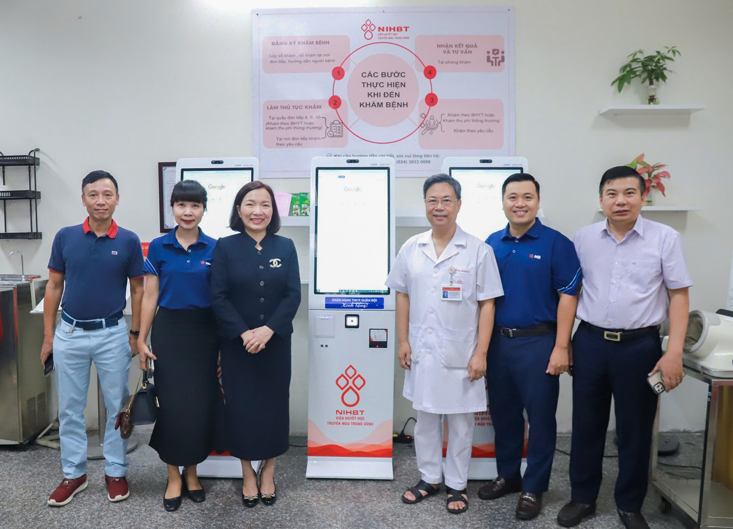 MBBank trao tặng 3 kiosk y tế thông minh cho Viện Huyết học Truyền máu Trung ương, hỗ trợ chuyển đổi số.