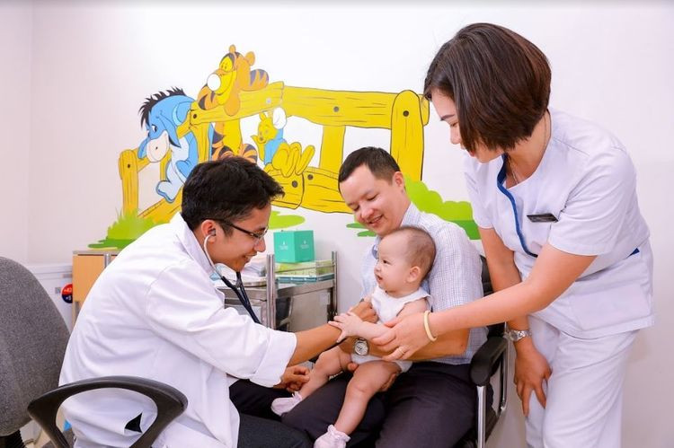 Cha mẹ nên đưa trẻ đến gặp bác sĩ khi cơn sốt kéo dài