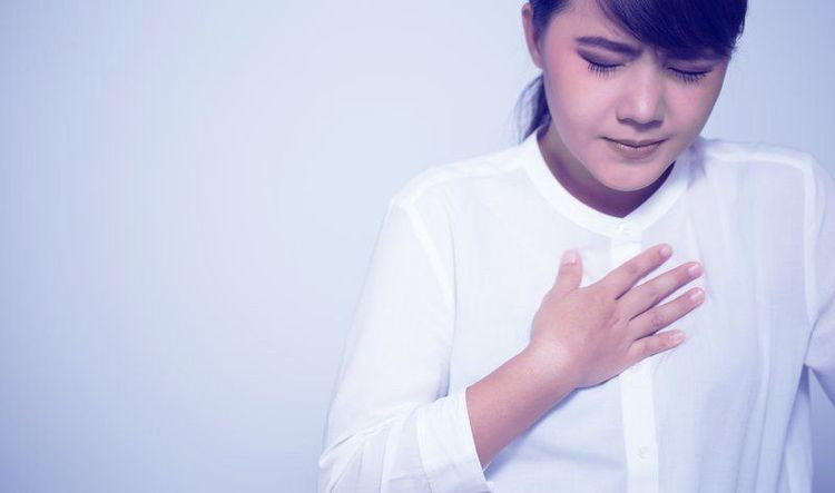 Dấu hiệu tức ngực hoặc khó thở sau khi ăn có thể là triệu chứng dị ứng trứng gà