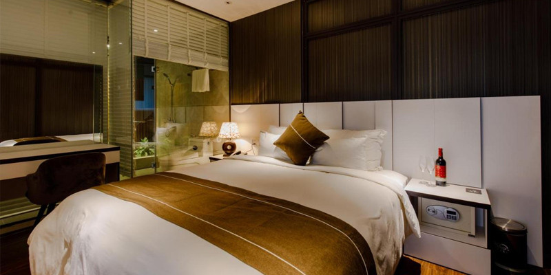 Không gian phòng ấm cúng với tông màu trầm tại KP Hotel Cần Thơ