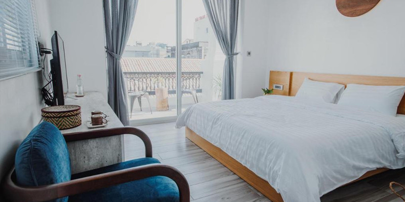 Phòng nghỉ hiện đại, tối giản với nội thất gỗ tại Vien Hotel Cần Thơ