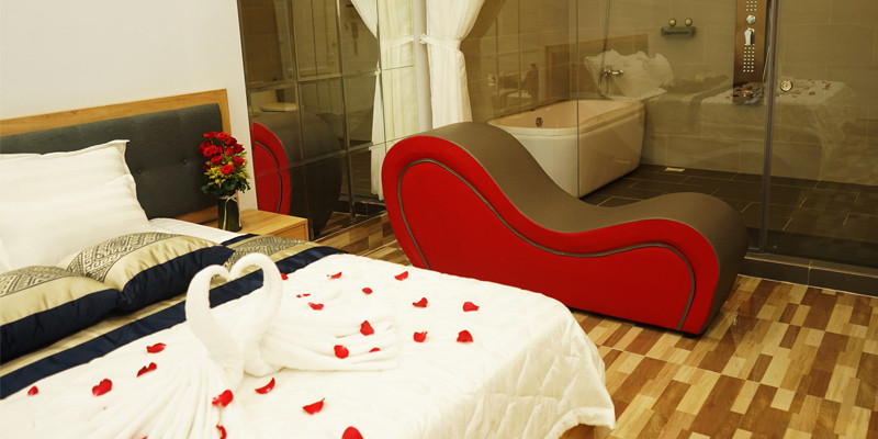 Phòng đôi với bồn tắm kính và tiện nghi hiện đại tại Tina 2 Hotel Cần Thơ
