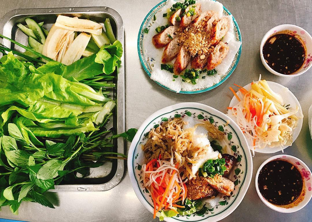Nem nướng Thanh Vân ăn kèm rau sống và nước chấm đặc biệt