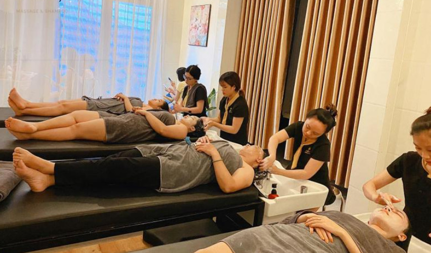 Logo và không gian spa của Nhi Beauty chuyên gội đầu dưỡng sinh