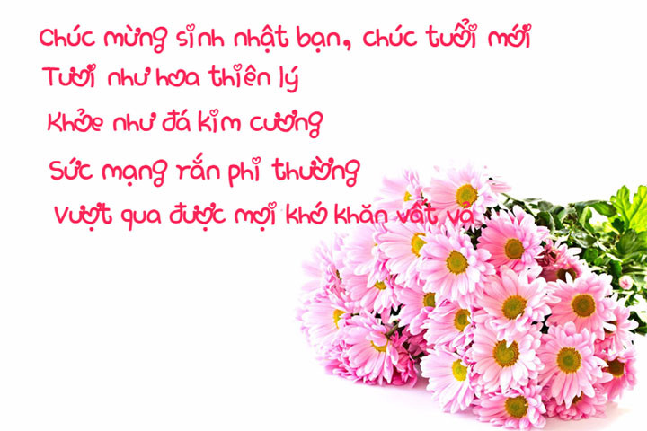 Cô gái cười rạng rỡ nhận lời chúc sinh nhật từ anh chị