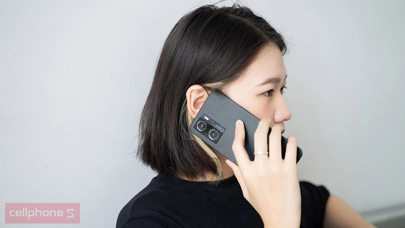OPPO A57 màu Glowing Green sang trọng, một trong hai tùy chọn màu sắc khi ra mắt