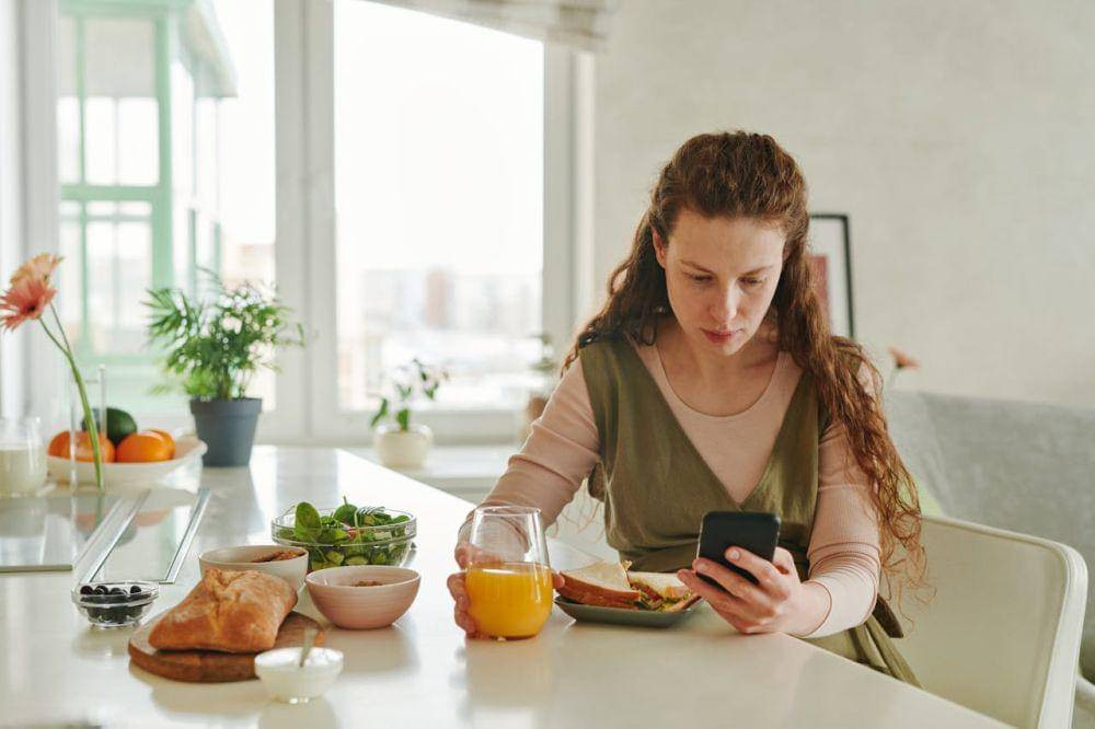 Người dùng đang chạm vào màn hình điện thoại OPPO, minh họa tính năng chạm 2 lần