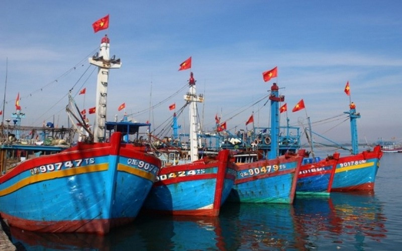 Hình ảnh làng chài miền biển trong bài thơ Quê hương của Tế Hanh, với thuyền ra khơi và cánh buồm no gió