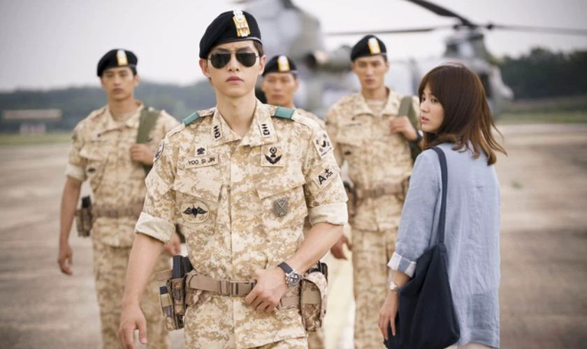Cặp đôi Song Joong-ki và Song Hye-kyo trong cảnh phim lãng mạn của &quot;Hậu Duệ Mặt Trời&quot;