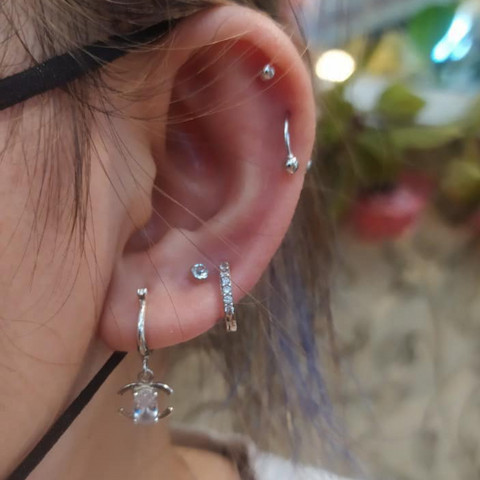 Phụng Thủy Piercing, tiệm xỏ khuyên lâu đời và uy tín tại Hà Nội, chuyên nghiệp từ trẻ nhỏ đến người lớn.