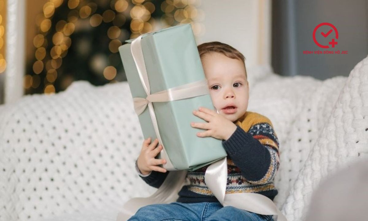 Tiêu chí an toàn khi chọn quà thôi nôi cho bé trai, ưu tiên hàng đầu