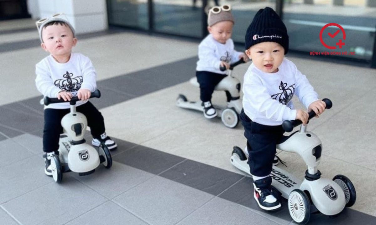 Xe chòi chân cho bé trai 1 tuổi, món quà thôi nôi ý nghĩa giúp bé phát triển vận động