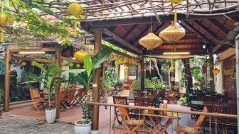 Không gian quán chay Hương Sen Đà Nẵng thoáng đãng và sạch sẽ