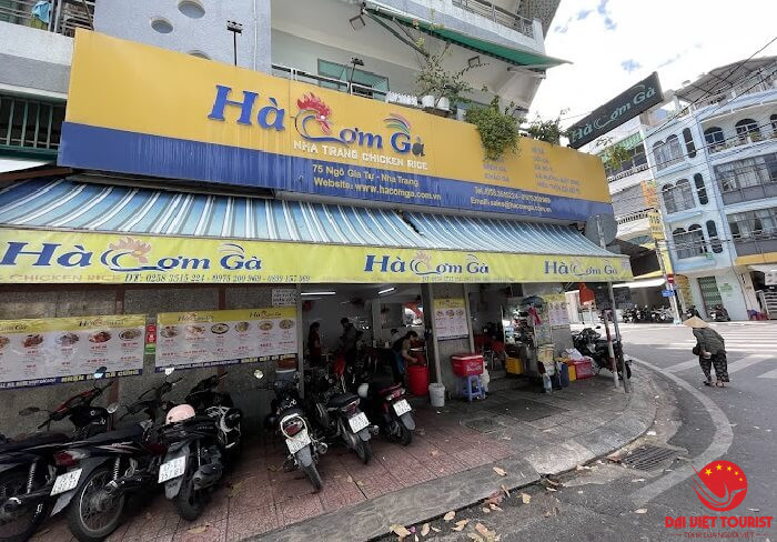 Thưởng thức món cơm gà ngon tròn vị tại quán Hà Nha Trang