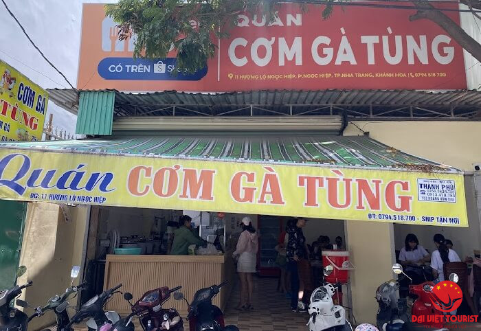 Cơm gà và các món từ gà của quán Tùng Nha Trang đều rất đáng thử