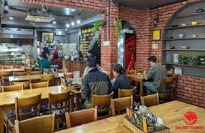 Quán cơm tấm Trường Tàu Nha Trang phát triển từ xe hàng rong nhờ sự ủng hộ của khách