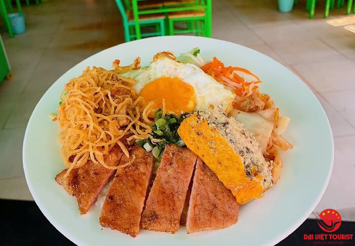 Luôn xem menu và hỏi giá trước khi chọn món tại các quán cơm Nha Trang