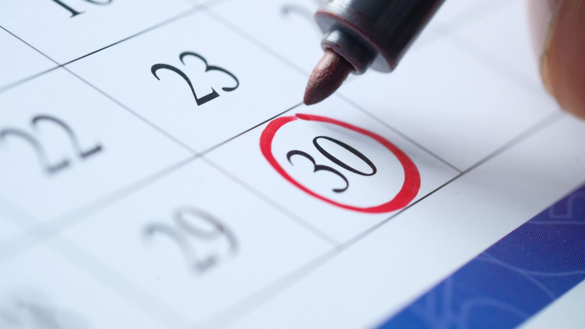 Cuốn sổ ghi các quý trong năm bằng tiếng Anh: Q1, Q2, Q3, Q4 và từ &quot;Quarterly&quot;