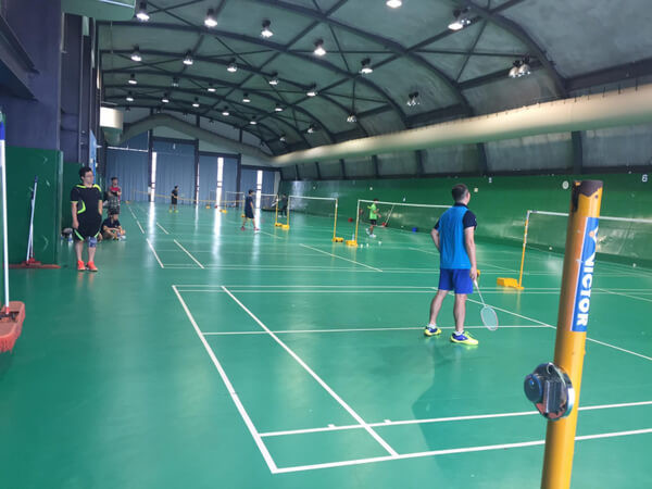 Sân cầu lông BOP Phạm Hồng Thái ở Hà Nội, nổi bật với hệ thống chiếu sáng chuyên nghiệp, phục vụ cả ngày và đêm.