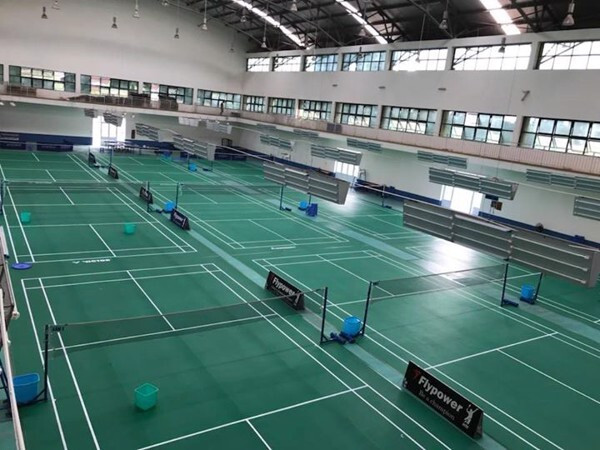 Sân cầu lông 115 Quán Thánh, Ba Đình, Hà Nội với thảm PVC chất lượng cao và khu vực khán đài.