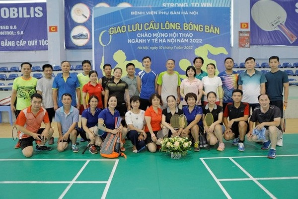 Sân cầu lông Bệnh viện Phụ sản tại Đống Đa, Hà Nội, với ánh sáng và mặt sân chất lượng, phù hợp tập luyện và giải đấu.