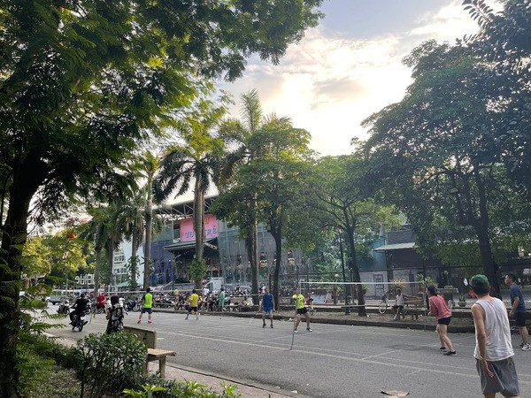 Sân cầu lông Công viên Tuổi Trẻ ở Thanh Nhàn, Hai Bà Trưng, Hà Nội, thích hợp cho hoạt động ngoài trời, miễn phí.